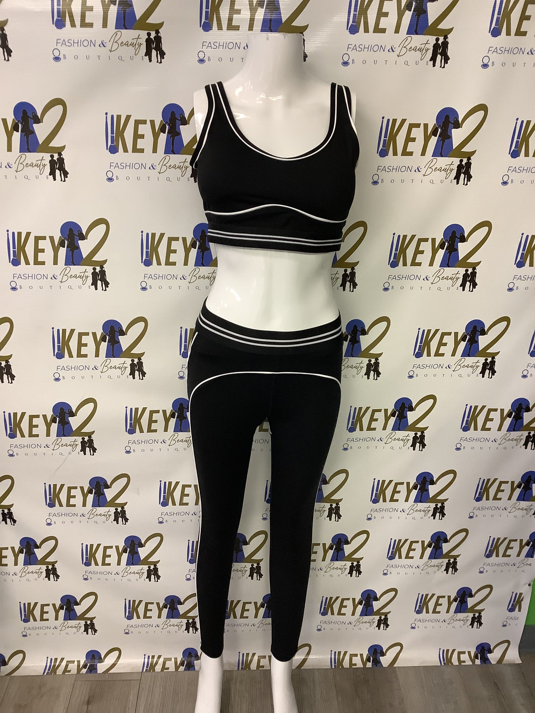 “Halo” Black 2-Piece Set – Sleeveless Crop Top & Leggings for Women