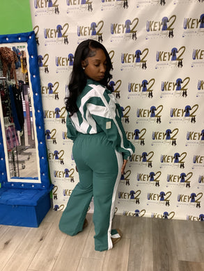 Track Star Women’s Tracksuit Set – Stylish Two-Piece Activewear